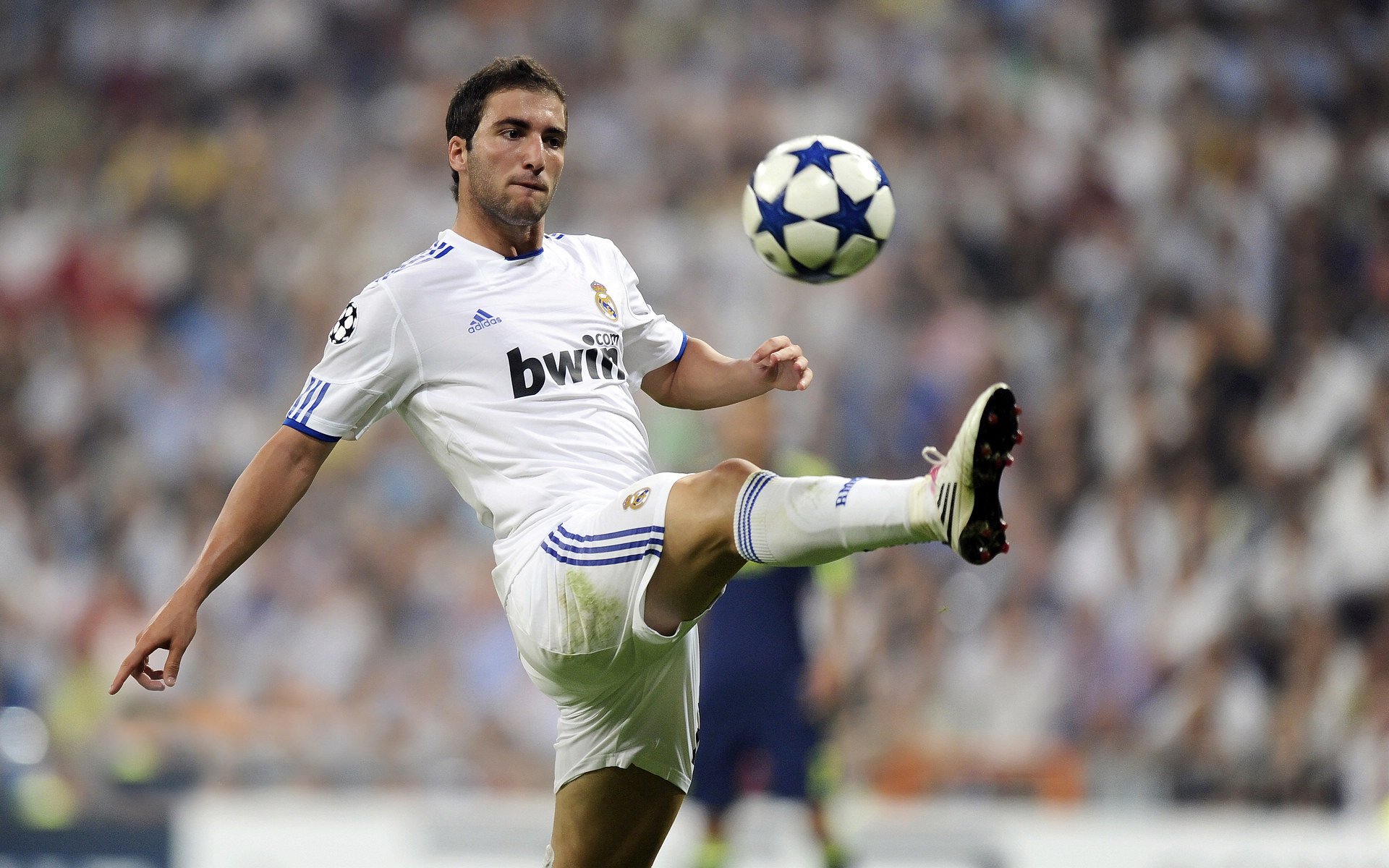 足球明星慈善赛吸引全球关注，足球明星表演赛